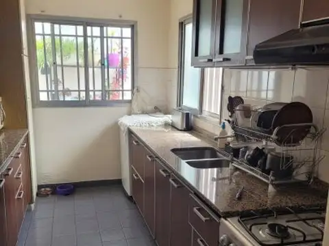 Casa 6 ambientes con 2 baños