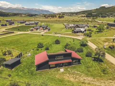 CASA NOREGON - TRES DORMITORIOS - DOS BAÑOS - GRAN JARDIN