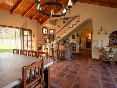 CASA EN VENTA EN CITY BELL - POSIBILIDAD DE AMPLIAR O SUBDIVIDIR