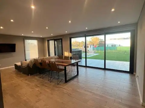 Casa 5 ambientes con 2 baños
