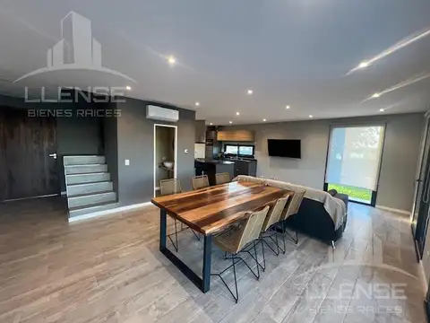 Casa en Alquiler con 2 cocheras
