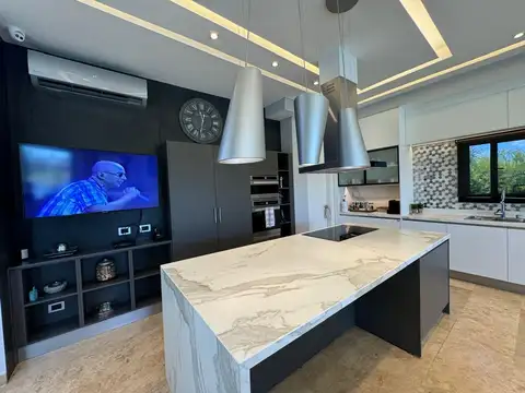 Casa en Venta con 4 cocheras