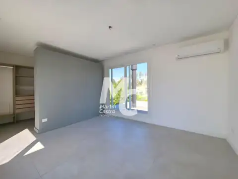 Casa en Alquiler con 2 cocheras