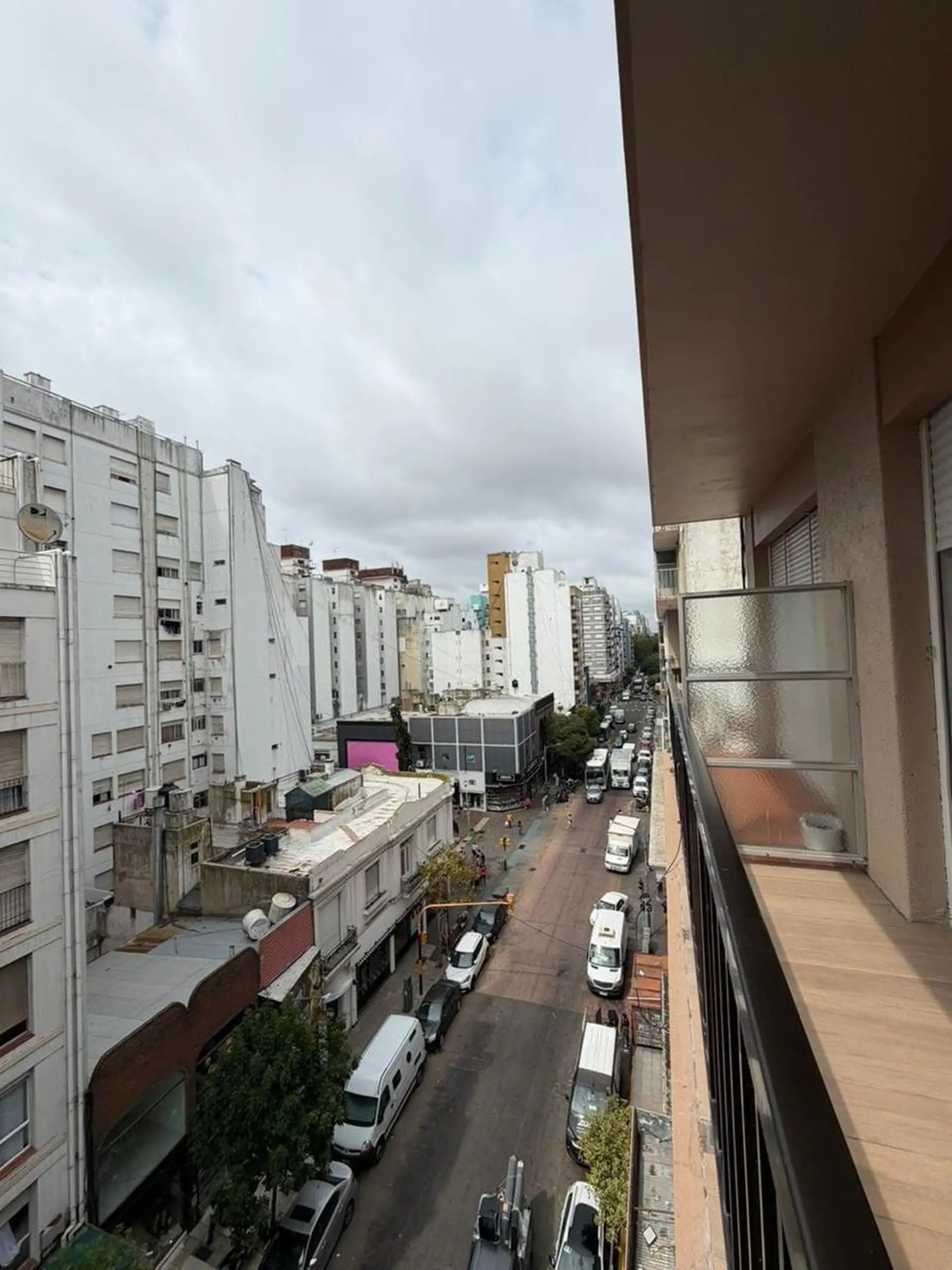 Departamento 3 amb a la calle con balcón saliente