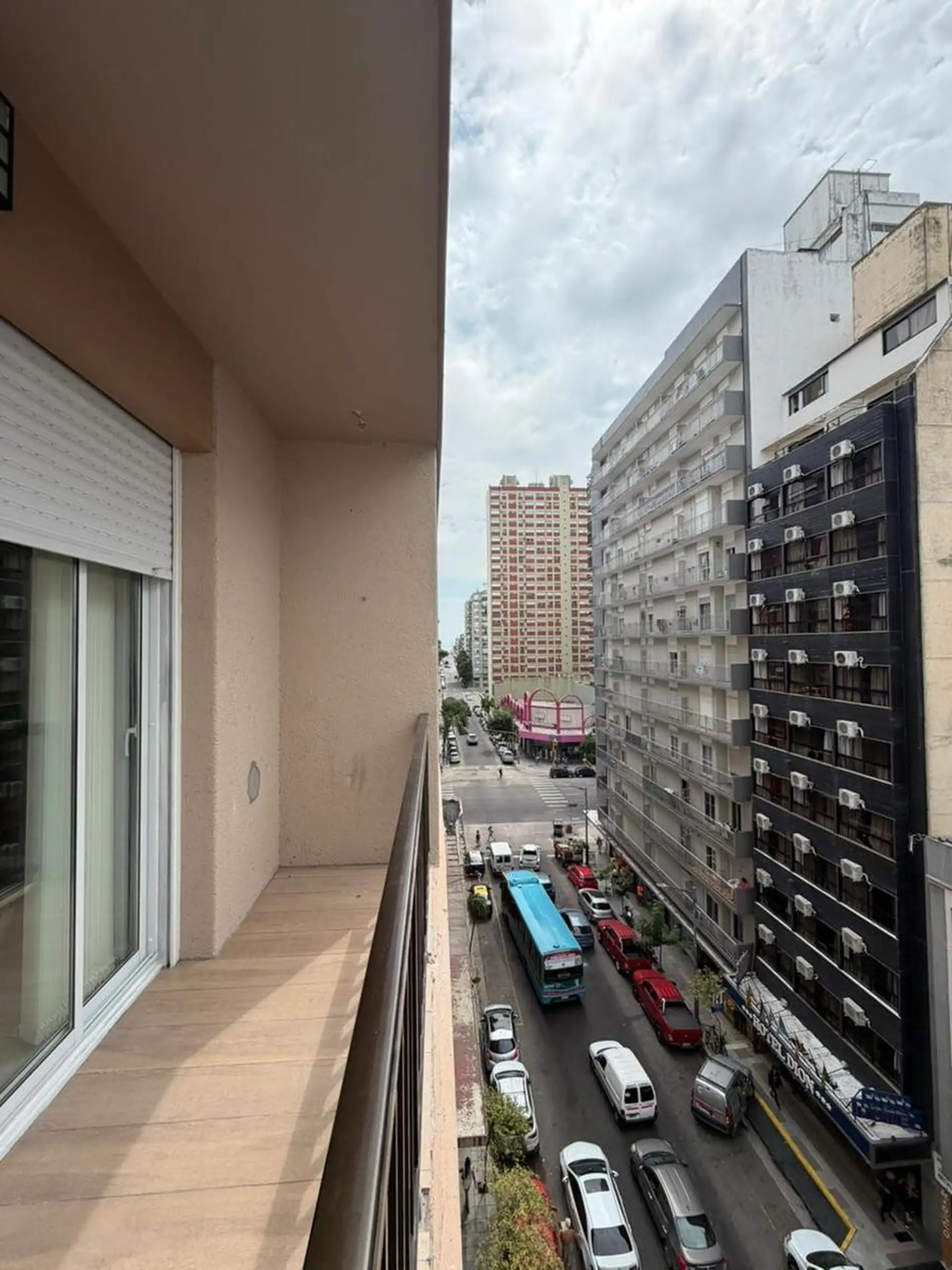 Departamento 3 amb a la calle con balcón saliente