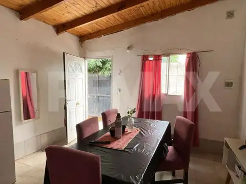 EN VENTA Casa 2 dorm + 2 dptos de 1 dorm