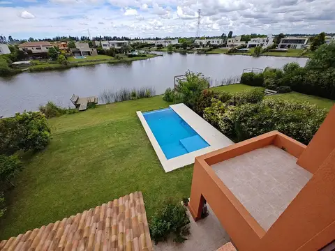 Casa 5 ambientes con 3 baños