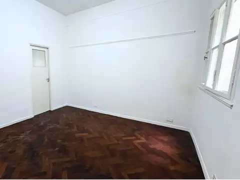 Depto Monoambiente con Cocina a Parte, 1er Piso por Escalera, Excelente Ubicación