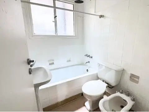 Depto Monoambiente con Cocina a Parte, 1er Piso por Escalera, Excelente Ubicación