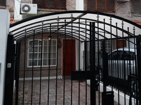 Duplex con Cochera y Patio en Alquiler - Carapachay