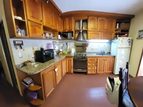 Casa 4 ambientes con 2 baños