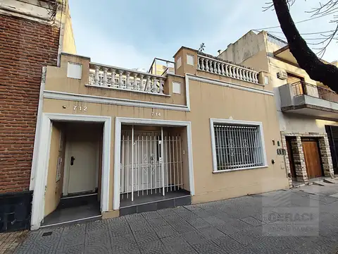 Excelente PH de 4 ambientes en Parque Chacabuco con entrada independiente