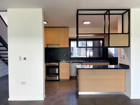Casa en Alquiler con 2 cocheras