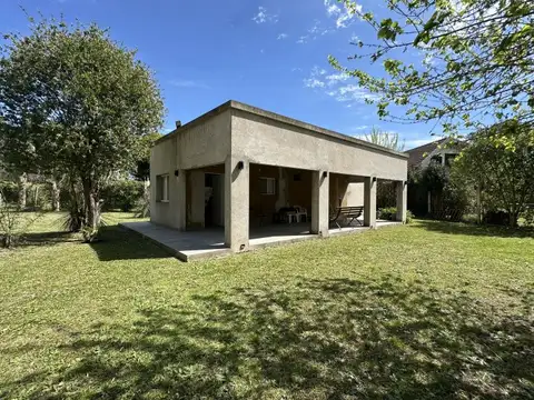 CASA QUINTA DE 1.594 M² CON PILETA Y QUINCHO – LOS OMBÚES, F. VARELA