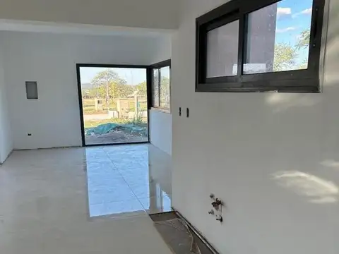 Casa 4 ambientes con 2 baños