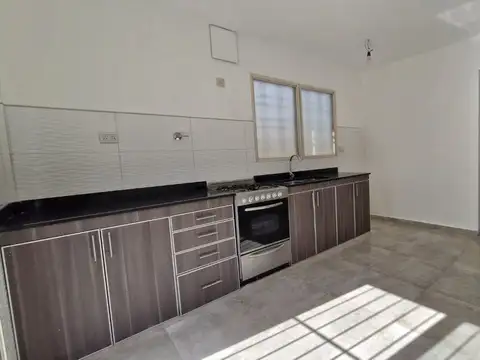 casa en alquiler 3 ambientes con parque en Lanus O