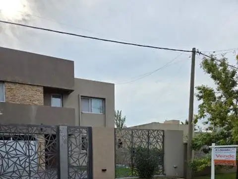 HERMOSA PROPIEDAD EN VENTA-EL PAYADOR 2050-BARRIO PUNTA CHACRA -ROLDAN