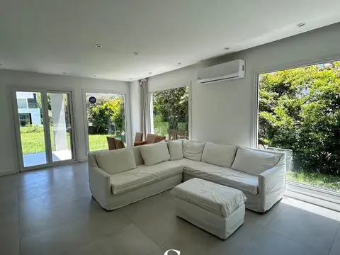 Casa en Alquiler con 2 cocheras