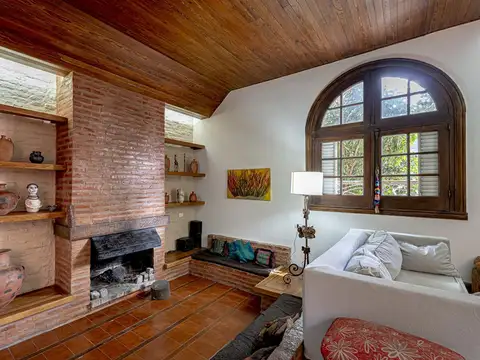 Casa 6 ambientes con 2 baños