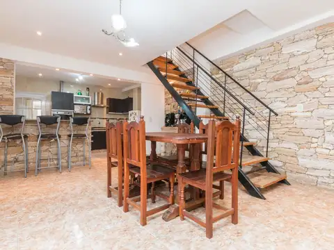 CASA EN VENTA, ACEPTA PERMUTA. 2 PL. 4 AMB