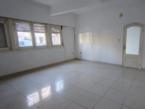 Casa 5 ambientes con 1 baño