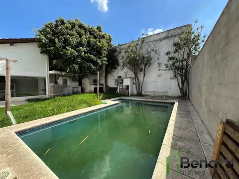 Casa sobre DOS LOTES. 6 ambientes. EXCELENTE UBICACIÓN.