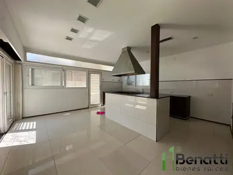 Casa 6 ambientes con 4 baños