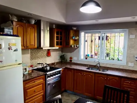 Casa 4 ambientes con 2 cocheras y fondo APTO CREDITO