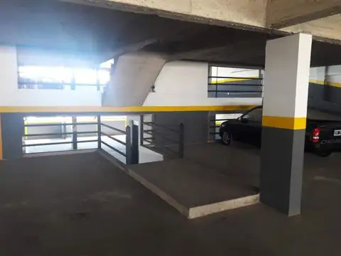 Alquiler temporario cochera en Miramar.  Edificio Petra.