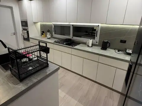 Casa en Alquiler con 6 cocheras
