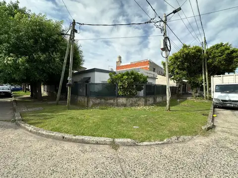 Joaquín V. González (calle 492bis) n° 4296 esquina Bolivia , Quilmes Oeste, Provincia de Buenos Aires, 100