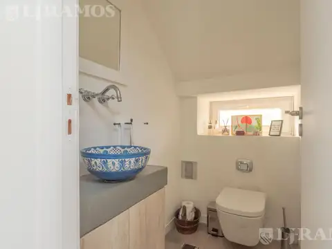 Casa 5 ambientes con 4 baños