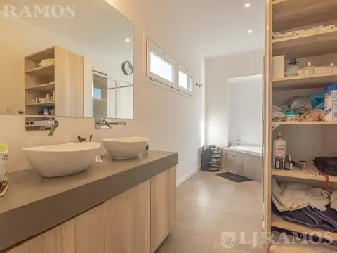 Casa 5 ambientes con 4 baños