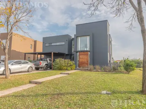 Casa en venta Barrio Marinas  AL AGUA - Puertos/ Escobar
