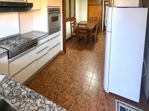 CHALET 5 AMBIENTES CON GARAGE, PARQUE Y QUINCHO, PARQUE LURO