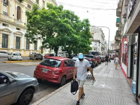 Importante local comercial - A la calle - Congreso