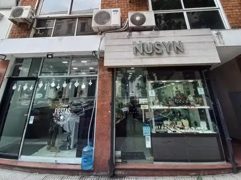Importante local comercial - A la calle - Congreso