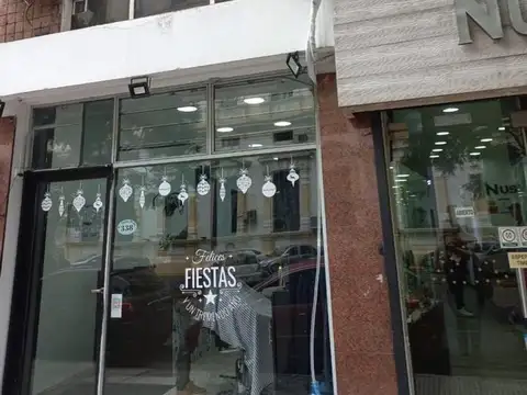 Importante local comercial - A la calle - Congreso