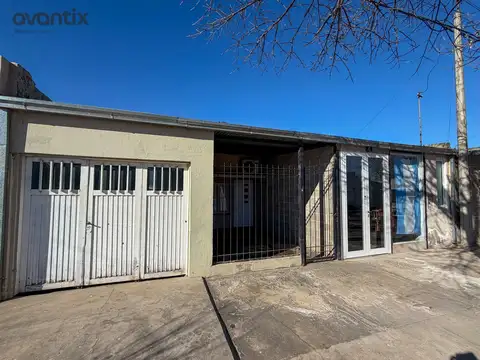 Amplia casa con local comercial en barrio Villa Rosas