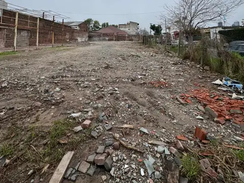 EXCELENTE ESQUINA EN ALQUILER SOBRE AVENIDA DE BERAZATEGUI U$S 3.000.-