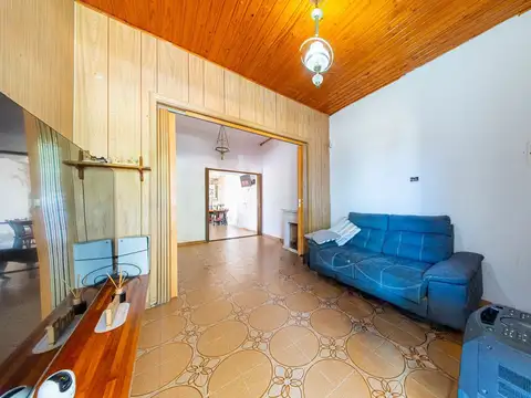 VENTA CASA 2 DORMITORIOS CON LOCAL  SAN LORENZO