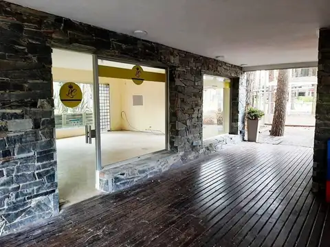 Cariló- Local 4 -Galería los Tipales sobre calle Castaño 200