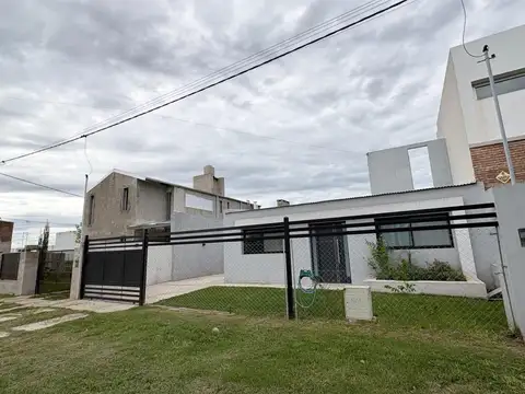 Juana de Azurduy 1800 - Casa 1 dormitorio con Pileta en Estacion Alvear