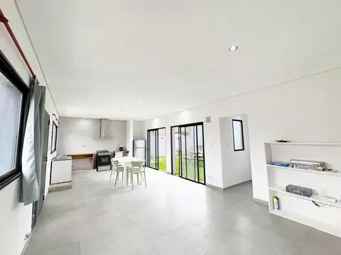 Casa 2 ambientes con 2 baños
