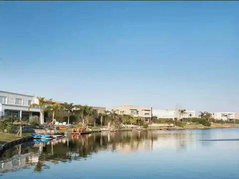 Casa 8 ambientes con 3 baños