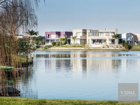 Casa en Venta con 2 cocheras