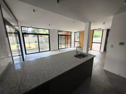 Casa 4 ambientes con 3 baños