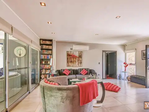 Casa en Venta con 2 cocheras