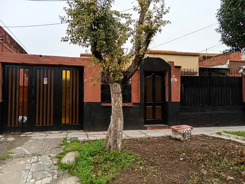 En Venta en El Palomar Casa de 3 Ambientes Sobre Lote de 370 m², con Living Comedor, Cocina Comedor,