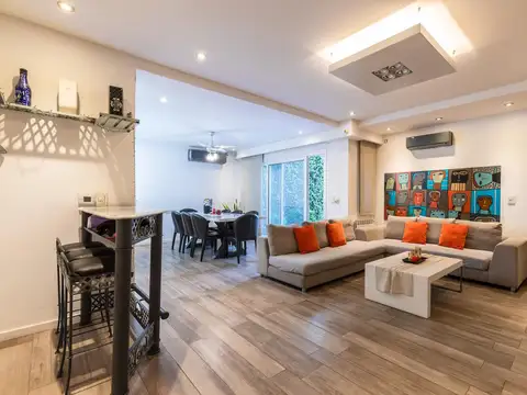 VENTA CASA AL FRENTE CON DOS DORMITORIOS Y COCHERA BARRIO CENTRO